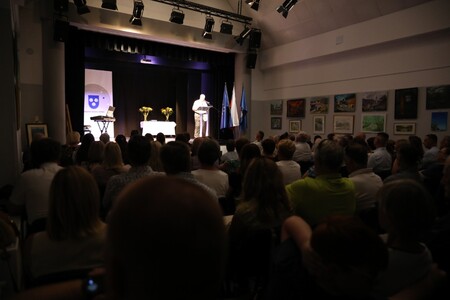 Praznik Mirna 2025 - dvorana z razstavo Mirnske vedute, foto Studio PraprotKa (19)